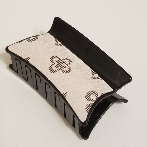 3/$25♥️ Hair large Faux Leather Claw Clip New - Picture 5 of 5